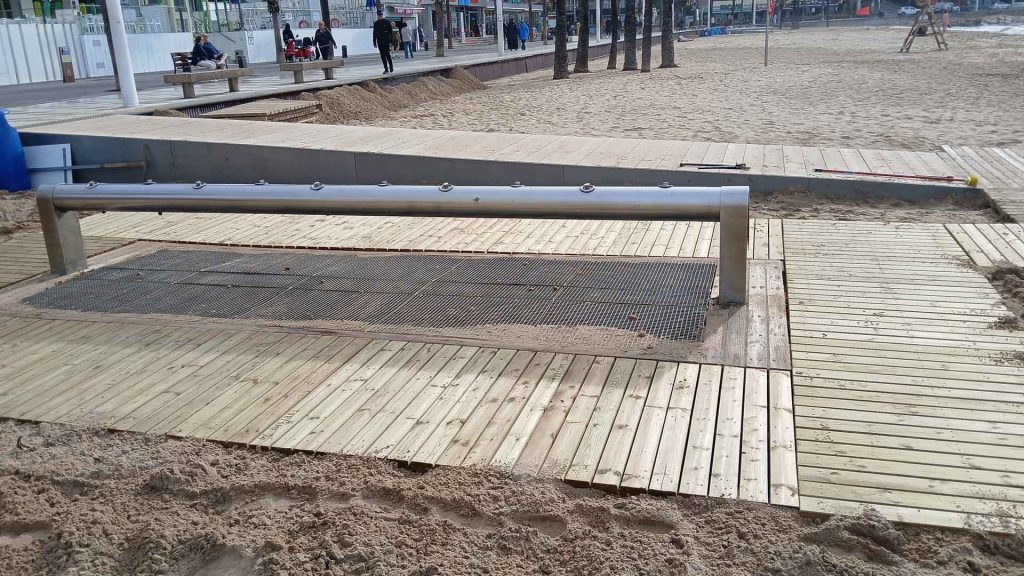 Benidorm refuerza limpieza y seguridad en sus playas con más de 30 agentes y operarios durante el puente de abril 5