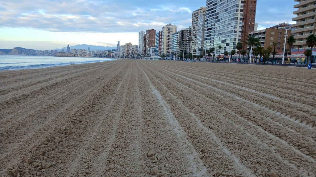 Benidorm refuerza limpieza y seguridad en sus playas con más de 30 agentes y operarios durante el puente de abril