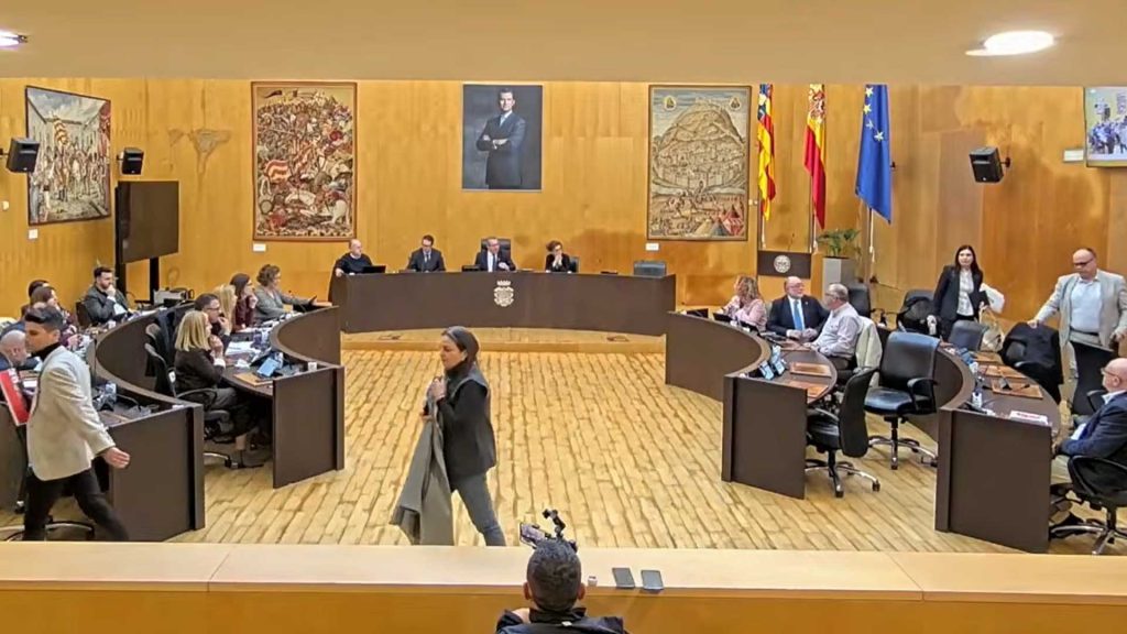 El Pleno de Benidorm estalla: el PSOE pide la dimisión de Lourdes Caselles y el PP acusa a los socialistas de “numerito” y agresividad