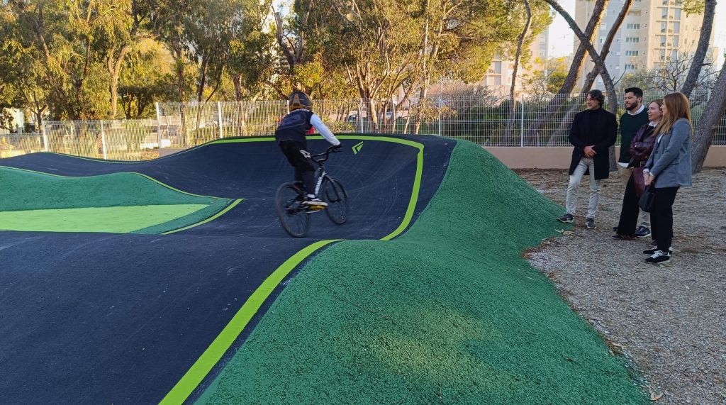 La Cala de Villajoyosa estrena su pulmón verde: así es el nuevo Parque Terral con pista de Pump Track
