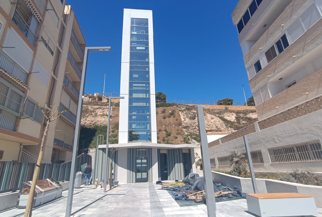 El nuevo ascensor entre la playa Centro y Barberes Sur de Villajoyosa abrirá el 1 de abril para mejorar la accesibilidad