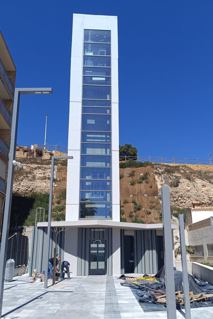 El nuevo ascensor entre la playa Centro y Barberes Sur de Villajoyosa abrirá el 1 de abril para mejorar la accesibilidad
