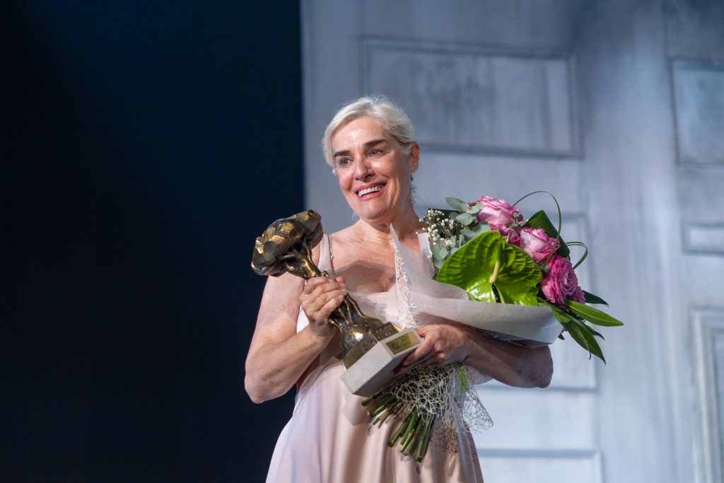 Anabel Alonso recibe el Pi d’Honor en la Mostra de Teatre de l’Alfàs del Pi