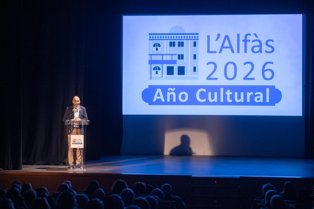 Más de 400 personas asisten a la presentación de ‘L’Alfàs 2026. Año Cultural’ durante la 24 Mostra de Teatre