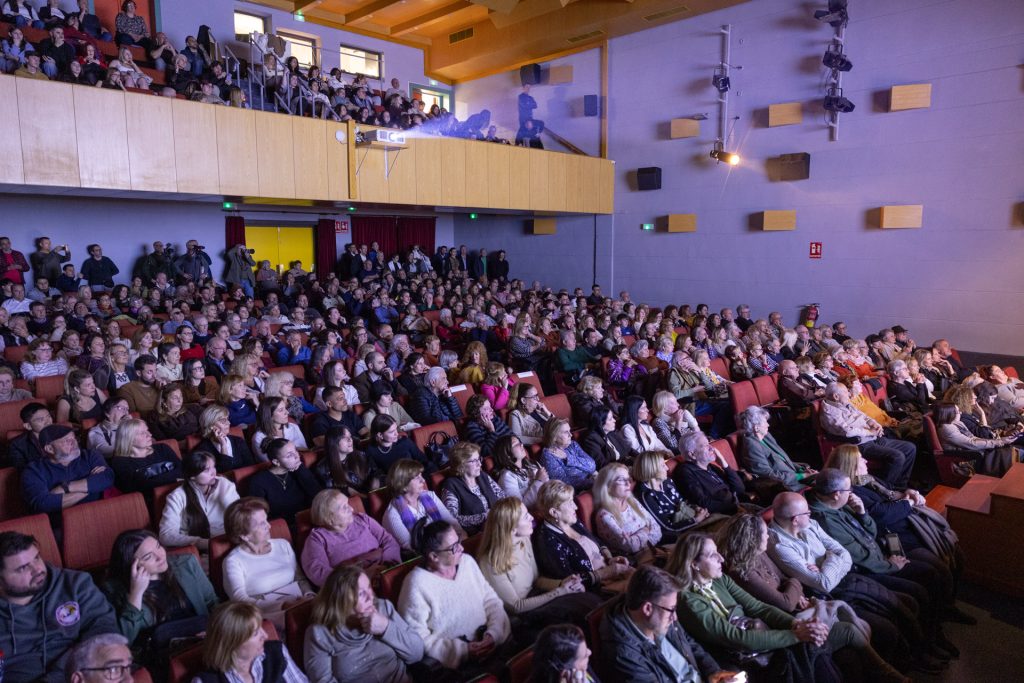Más de 400 personas asisten a la presentación de ‘L’Alfàs 2026. Año Cultural’ durante la 24 Mostra de Teatre