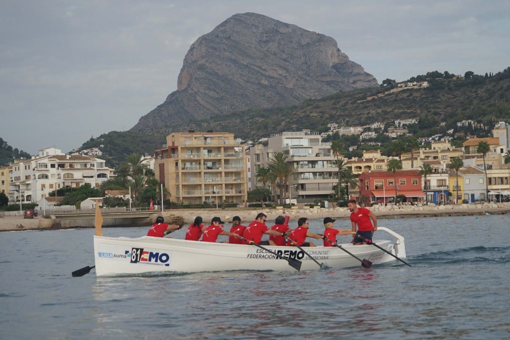 Jávea abre el calendario solidario contra el cáncer de mama con una regata de remo el 8 de marzo