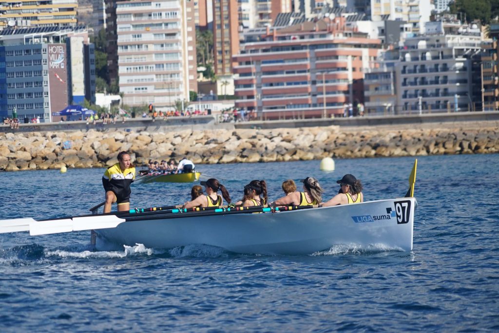 Benidorm acoge una regata decisiva de la Liga Suma con más de 500 remeros en la Cala del Mal Pas 7