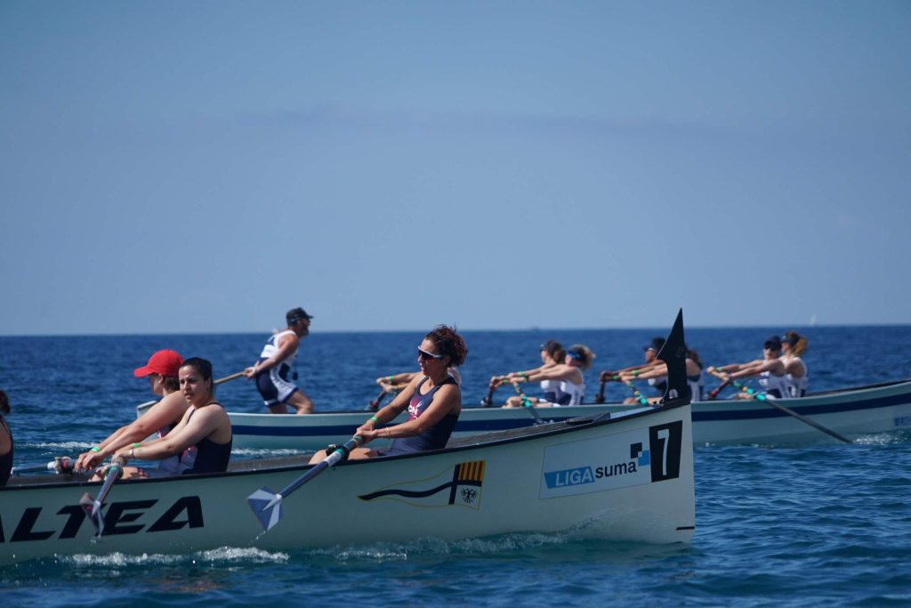 Benidorm acoge una regata decisiva de la Liga Suma con más de 500 remeros en la Cala del Mal Pas 6