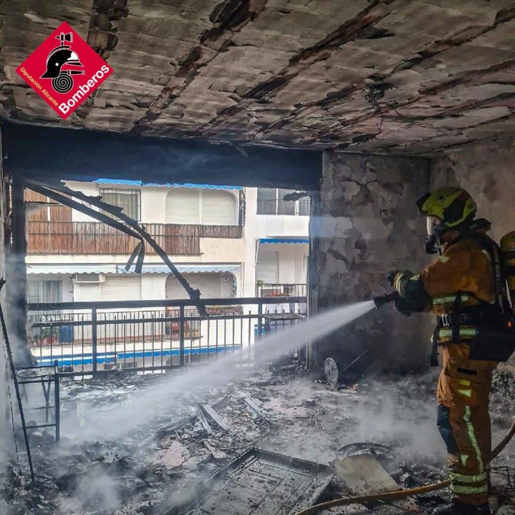 Evacuado un edificio en Altea tras incendiarse un piso por una vela encendida 0