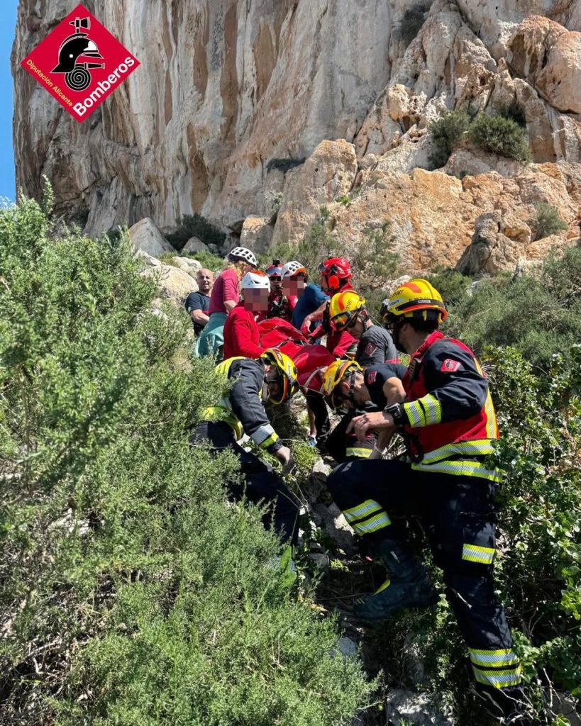 Espectacular rescate en Alfafara: Evacuada en helicóptero tras fracturarse un tobillo en la Cova de les Finestres
