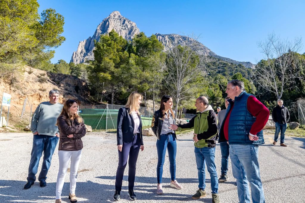 La Conselleria de Medio Ambiente, junto al Ayuntamiento de Finestrat, está ejecutando trabajos de acondicionamiento en el área recreativa de la Font del Molí, ubicada en el entorno del emblemático Puig Campana