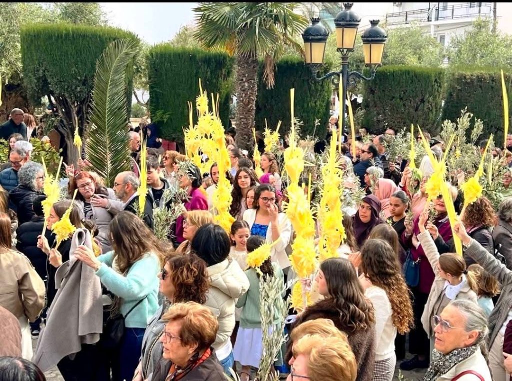 La bendición de palmas y la procesión marcan el inicio de la Semana Santa en Altea