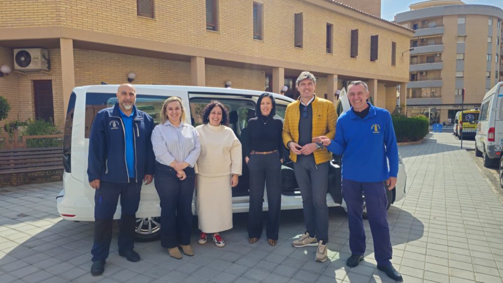 Villajoyosa incorpora una furgoneta adaptada para mejorar el transporte de los residentes del Hospital Santa Marta