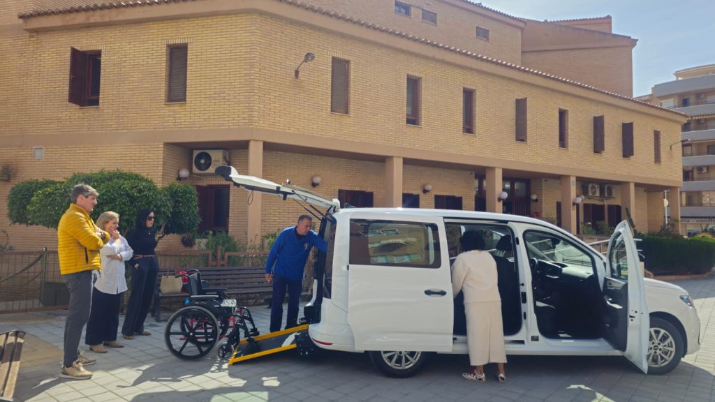 Villajoyosa incorpora una furgoneta adaptada para mejorar el transporte de los residentes del Hospital Santa Marta