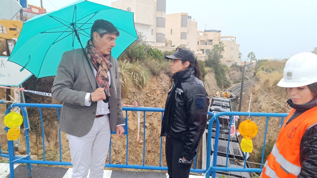 Accidente en Villajoyosa: un coche cae a la vía del TRAM en la zona de Montiboli y el conductor resulta ileso 1