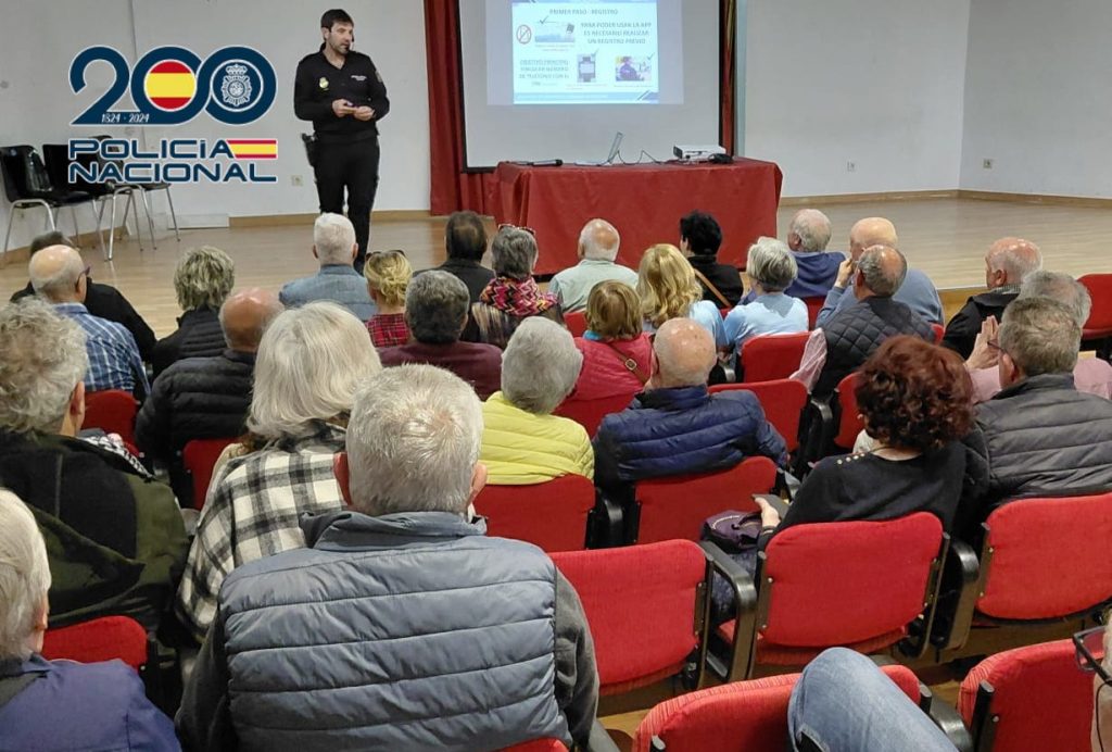 Policía Nacional imparte en Benidorm charlas sobre el DNI digital y la app MiDNI antes de su implantación en abril de 2026