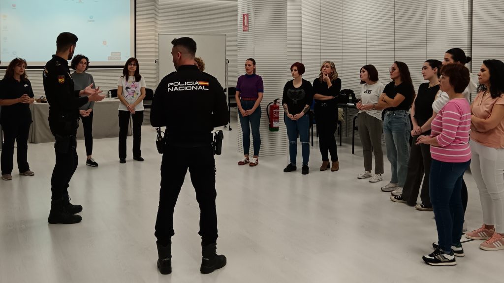 Agentes de la Policía Nacional instruyendo a sanitarios en un hospital tras el aumento de agresiones a sanitarios en España 