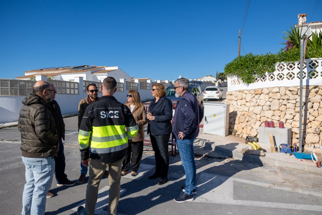 L’Alfàs del Pi moderniza el alumbrado de Foia Blanca con 132 farolas LED financiadas por fondos europeos La renovación del alumbrado público de esta urbanización histórica entra en su fase final con una inversión de más de 170.000 euros del programa Next Generation Las obras de renovación del alumbrado público en la urbanización Foia Blanca, en L’Alfàs del Pi, entran ya en su fase final y está previsto que concluyan a comienzos del mes de abril. Esta actuación permitirá modernizar una infraestructura con más de cuatro décadas de antigüedad y mejorar la eficiencia energética del municipio. La alcaldesa en funciones de L’Alfàs del Pi, Mayte García, ha realizado una visita técnica a las obras junto a la concejala de Fondos Europeos, Dolores Albero, el concejal de Urbanismo, Toni Such, técnicos de SRS Consultoría Técnica y responsables de la empresa Sociedad Ibérica de Construcciones Eléctricas S.A., encargada de ejecutar el proyecto. 132 farolas LED inteligentes para mejorar la eficiencia energética El proyecto contempla la instalación de 132 nuevas farolas LED de última generación, dotadas con sistemas inteligentes de control y regulación que permiten adaptar la intensidad lumínica según las necesidades reales del entorno. Gracias a esta tecnología se consigue: Reducir el consumo energético Disminuir la huella de carbono Mejorar la eficiencia del alumbrado público Optimizar la gestión de la iluminación urbana Además de sustituir las luminarias, los trabajos incluyen la renovación de la infraestructura central por la que discurre el cableado eléctrico, lo que permitirá reforzar la red y facilitar futuras mejoras tecnológicas en la urbanización. Una urbanización con más de 45 años que actualiza su infraestructura Foia Blanca es una de las primeras urbanizaciones residenciales construidas en L’Alfàs del Pi, con más de 45 años de historia, por lo que la renovación de la red eléctrica del alumbrado era una actuación prioritaria para garantizar su fiabilidad y seguridad. Durante la visita, la alcaldesa en funciones, Mayte García, destacó que esta actuación “supone un paso importante en la modernización de las infraestructuras públicas del municipio, al tiempo que avanzamos hacia un modelo más sostenible y eficiente desde el punto de vista energético”. Por su parte, el concejal de Urbanismo, Toni Such, subrayó que el proyecto no se limita a la instalación de nuevas luminarias. “También se está renovando la infraestructura que soporta toda la red eléctrica, algo fundamental en una urbanización con más de cuatro décadas de antigüedad”, explicó. Proyecto financiado al 100% con fondos europeos La actuación cuenta con un presupuesto de 170.528,60 euros y está financiada íntegramente con recursos procedentes del Plan de Recuperación, Transformación y Resiliencia de la Unión Europea, a través de los Fondos Next Generation EU. Este proyecto se enmarca dentro del Plan de Sostenibilidad Turística en Destino (PSTD) 2023, una iniciativa que impulsa actuaciones orientadas a la sostenibilidad, la digitalización y la mejora de las infraestructuras urbanas. Más de 4,4 millones de euros en fondos europeos para L’Alfàs del Pi La concejala de Fondos Europeos, Dolores Albero, destacó la importancia de estas ayudas para el desarrollo municipal. “Los fondos europeos están permitiendo a municipios como L’Alfàs del Pi acometer inversiones estratégicas que mejoran nuestras infraestructuras y contribuyen a la transición ecológica y digital”, señaló. En total, el Ayuntamiento de L’Alfàs del Pi ha recibido 4.480.000 euros en subvenciones europeas correspondientes a los Planes de Sostenibilidad Turística en Destino de 2022 y 2023. Estos recursos se están destinando a proyectos que buscan: Impulsar un turismo más sostenible Fomentar la movilidad accesible Modernizar infraestructuras públicas Mejorar el espacio urbano Entre las actuaciones realizadas destacan intervenciones similares en el Paseo de las Estrellas de L’Albir y en el Camí Vell d’Altea, dentro de una estrategia municipal orientada a la sostenibilidad, la digitalización y la mejora de la calidad urbana. SEO para Google News y Discover Palabras clave principales L’Alfàs del Pi alumbrado público ,Foia Blanca iluminación LED ,farolas LED L’Alfàs del Pi ,fondos europeos Next Generation alumbrado ,renovación alumbrado público Alicante Meta título (SEO) L’Alfàs del Pi renueva el alumbrado de Foia Blanca con 132 farolas LED financiadas por fondos europeos Meta descripción La urbanización Foia Blanca de L’Alfàs del Pi moderniza su alumbrado con 132 farolas LED inteligentes. El proyecto, financiado con fondos europeos Next Generation, supera los 170.000 euros. Slug recomendado renovacion-alumbrado-foia-blanca-lalfas-del-pi-led-fondos-europeos Si quieres, también puedo prepararte: 3 titulares alternativos más virales para Google Discover Versión aún más optimizada para periódico digital (300–400% más tráfico) Datos estructurados Schema para posicionar en Top Stories de Google News. Alumbrado 