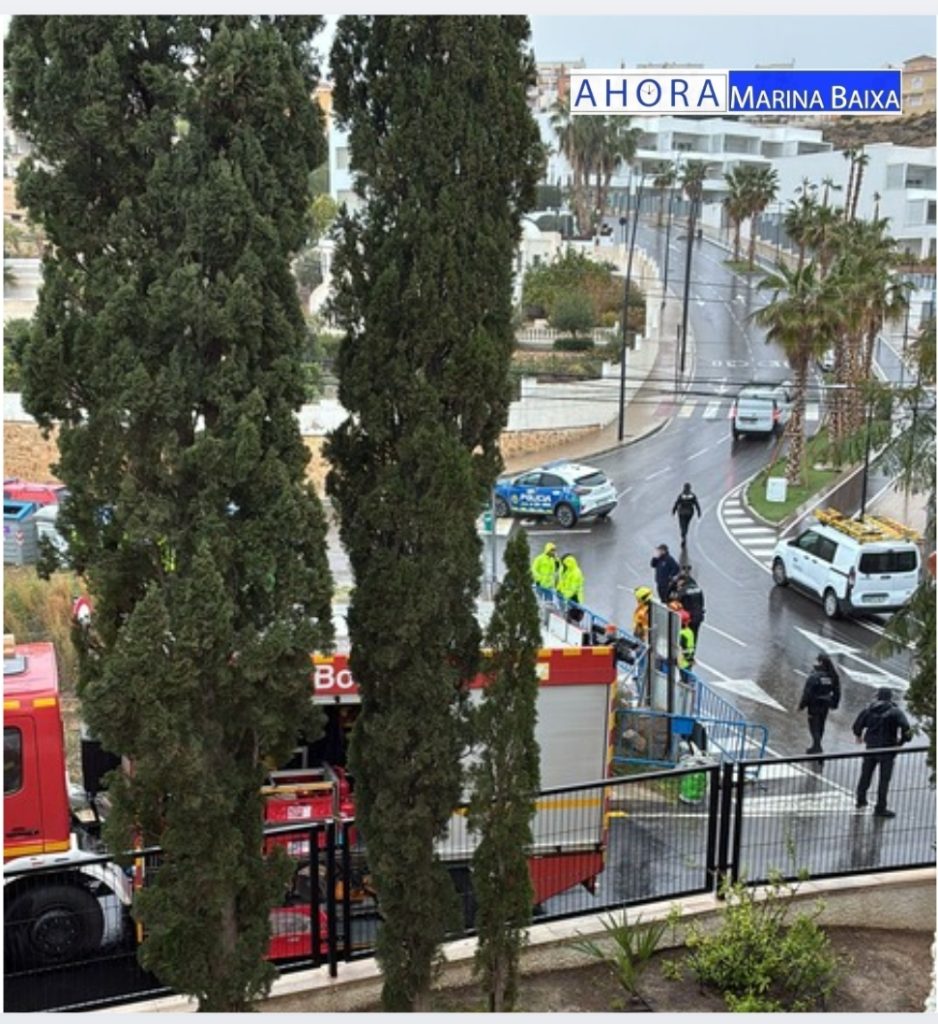 Accidente en Villajoyosa: un coche cae a la vía del TRAM en la zona de Montiboli y el conductor resulta ileso 0