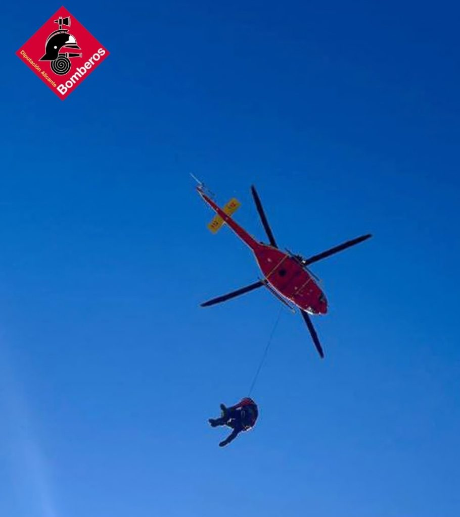 Rescatados en helicóptero tres escaladores atrapados en el Puig Campana tras pasar la noche en vivac 1