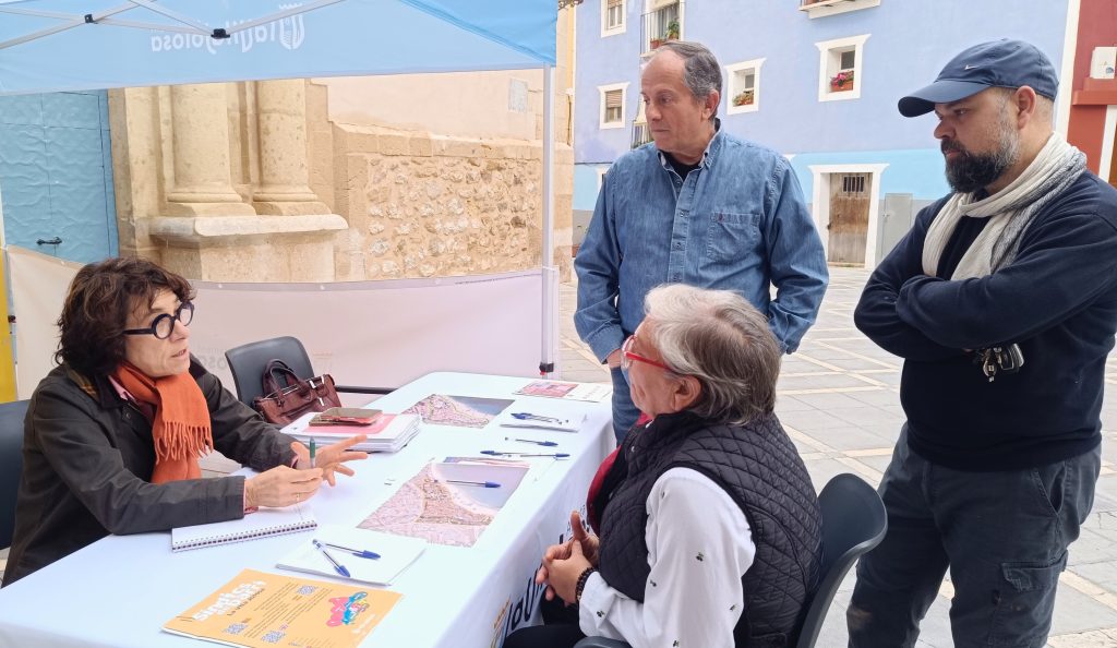 Rosa Llorca se reúne con vecinos del casco histórico y la playa Centro de Villajoyosa para recoger sus propuestas