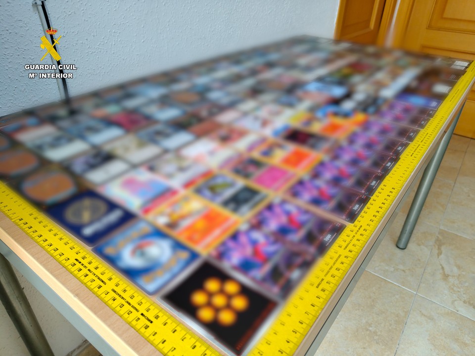 La Guardia Civil detiene a un trabajador postal de 39 años en Villajoyosa. Se apropió de 185 cartas TCG de envíos internacionales tras ser delatado por un comercio local.