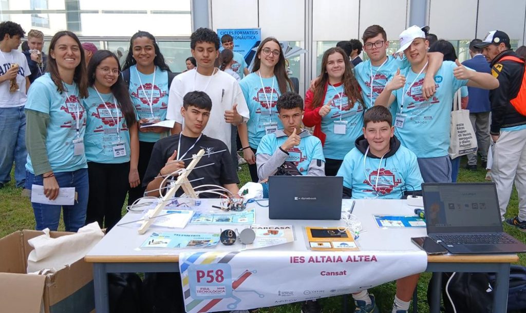 Doble éxito tecnológico para el IES Altaia de Altea Un mini satélite impulsa al IES Altaia hasta la final del concurso ‘CanSat’ y a obtener el cuarto premio en la Feria Tecnológica de UPV Altea, 30 de abril de 2026. El IES alteano Altaia está de enhorabuena por el doble éxito que ha obtenido el alumnado de 3º de ESO en el ámbito de la innovación educativa con la creación de un mini Satélite. Por un lado, ha obtenido el 4.º premio en la Feria Tecnológica de la ETSIADI, celebrada en la Universitat Politècnica de València y, por otro lado, ha sido seleccionado como finalista autonómico del concurso ‘CanSat’. Así lo han dado a conocer el edil de Juventud y Nuevas Tecnologías, Germán Manjón y la concejala de Educación, Xelo González. Áreas municipales que han dado soporte a dicho proyecto. En la Feria Tecnológica participaron 81 proyectos de ESO, Bachillerato y Formación Profesional, así como proyectos universitarios del ámbito aeroespacial. El proyecto del IES Altaia destaca por el diseño y desarrollo de un mini satélite tipo ‘CanSat’, un dispositivo del tamaño de una lata capaz de recoger datos durante su descenso. El proyecto incorpora impresión 3D para la carcasa, sensores ambientales, sistema GPS, telemetría con una antena Yagi construida por el alumnado y un sistema de paracaídas para la recuperación del dispositivo. La misión científica estudia la relación entre temperatura y gases contaminantes en la atmósfera, con una finalidad educativa y de sensibilización ambiental. El equipo ha sido seleccionado entre los 12 finalistas de la competición autonómica ‘CanSat’, organizada por ESERO España en colaboración con CEFIRE. El lanzamiento tendrá lugar el próximo 5 de mayo en el aeródromo de Biar-Beneixama, donde los equipos tendrán que poner en práctica su misión científica con cohetes que llegarán a unos 1.000 metros de altura. Posteriormente, tendrán que defender los resultados ante un jurado. El proyecto ha sido coordinado por la profesora de Tecnología Amanda Navarro y ha contado con el apoyo y patrocinio del IES Altaia y el Ayuntamiento de Altea, que han ofrecido apoyo económico e institucional desde el inicio. El alumnado comparte la evolución del proyecto en Instagram y TikTok (@team.cansat_iesaltaia), donde documentan el proceso de trabajo y preparación. “Estamos muy contentos del alumnado por el éxito del proyecto CanSat, que lleva muchos años realizándose con el respaldo de la Agencia Espacial Europea y que hayan tenido este reconocimiento nos llena de orgullo porque sabemos que han trabajado mucho”. Ha declarado Germán Manjón. Como ha explicado el edil, “ya cuando nos presentaron el proyecto vimos sus ganas de trabajar e ilusión. Lo tenían todo muy bien pensado, la impresión de la lata, la sensorización, etc. Todo muy bien trabajado y de ahí el éxito obtenido”. “Esperamos que consigan más éxitos en la siguiente ronda y que puedan representar a la Comunidad en la siguiente final”; ha concluido Germán Manjón, concejal de Juventud y Nuevas Tecnologías del Ayuntamiento de Altea. Por su parte, Xelo González, edil de Educación, ha comentado: “desde la concejalía de Educación hemos querido respaldar este proyecto impulsado por el IES Altaia. Consideramos que es un proyecto del alumnado de PEMAR en el que los profesores han querido involucrar a todos los niños y niñas del aula. Están todos muy ilusionados, tienen muchas expectativas en el proyecto y esperan poder llegar a otras metas con el proyecto CanSat’. Para finalizar la responsable municipal de Educación ha indicado que “desde el Ayuntamiento hemos creído necesario respaldarlos y darles soporte. Ahora también les damos la enhorabuena por el éxito de esta iniciativa tan interesante e inclusiva”.