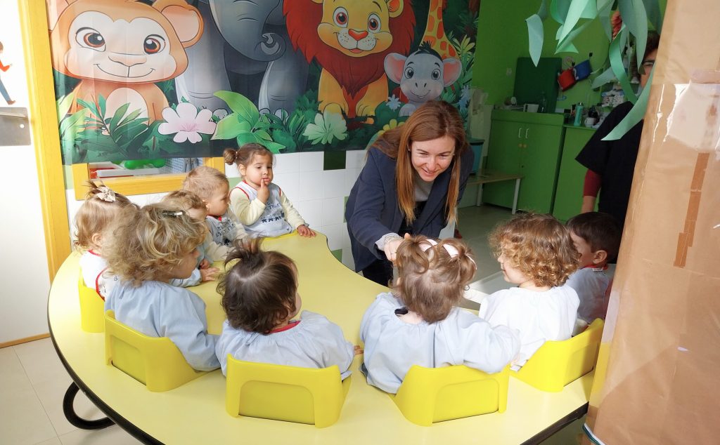 Más de 200 bebés de Villajoyosa descubren el Mercat Municipal y la dieta mediterránea con el proyecto BEBE-ART