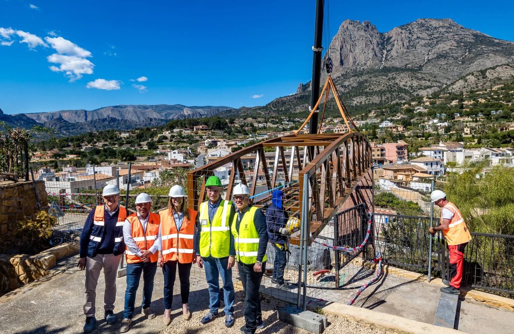 Finestrat instala la pasarela de 12 toneladas que conectará el ascensor con el Castell 1