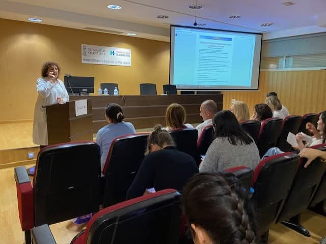 El Hospital Marina Baixa despide a los residentes de enfermería de 2026 tras la presentación de sus Trabajos de Fin de Residencia 