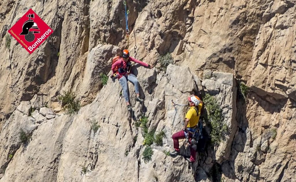 Rescate en helicóptero en el Puig Campana: una escaladora herida tras caer en la vía Julia en Finestrat 0