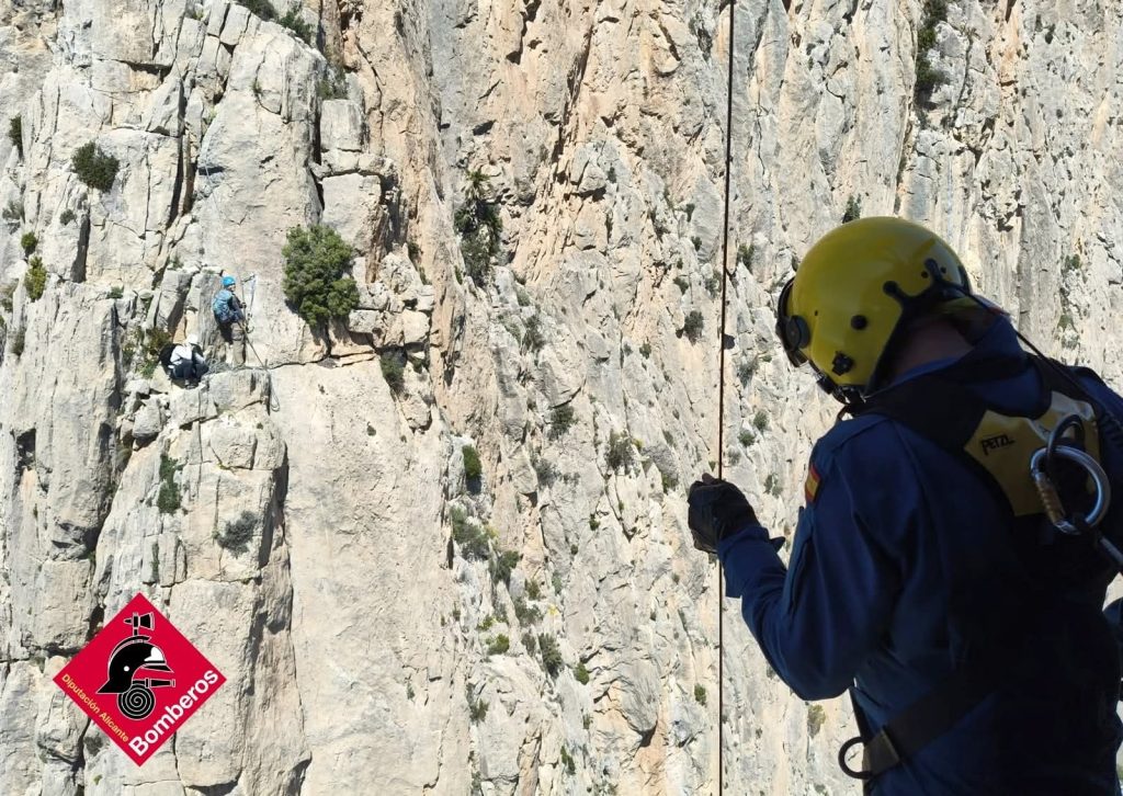 Rescate en helicóptero en el Puig Campana: una escaladora herida tras caer en la vía Julia en Finestrat 4