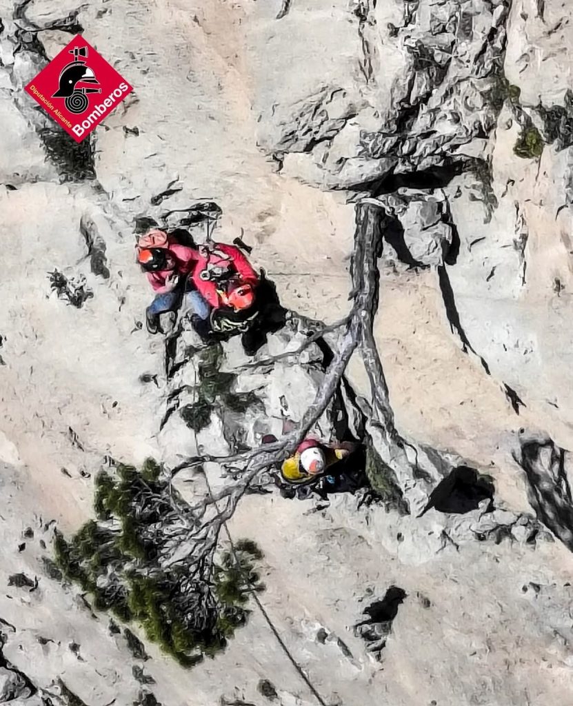 Rescate en helicóptero en el Puig Campana: una escaladora herida tras caer en la vía Julia en Finestrat 3