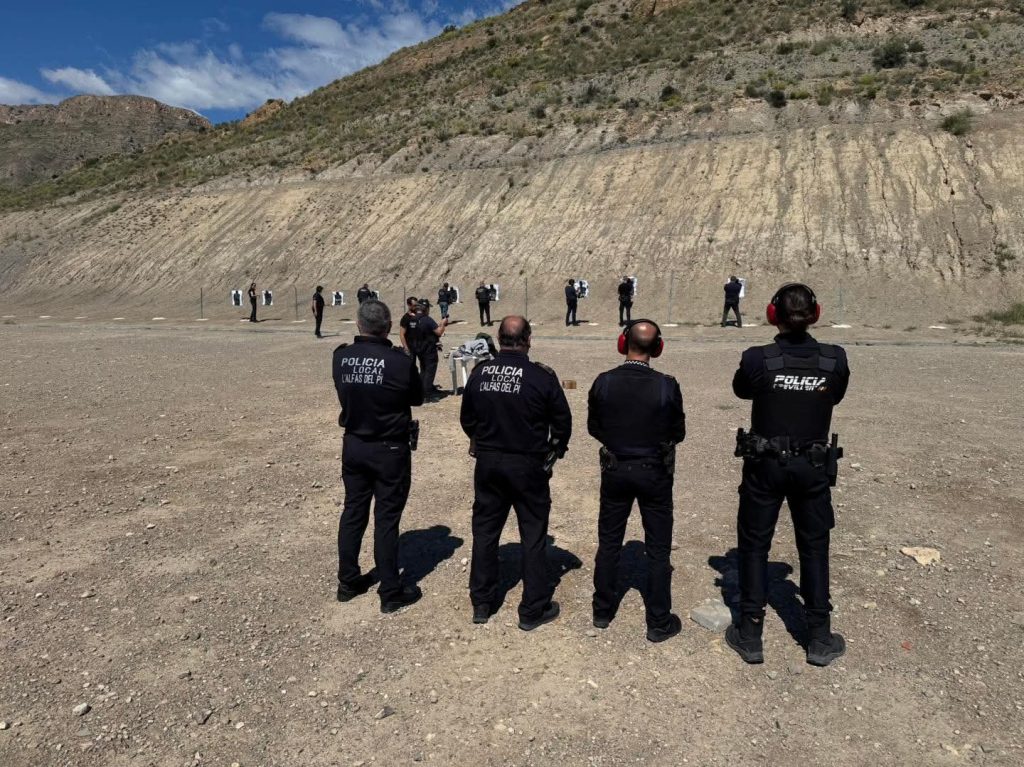 Policía Local de Finestrat realiza prácticas de tiro conjuntas con agentes de cuatro municipios de la Marina Baixa