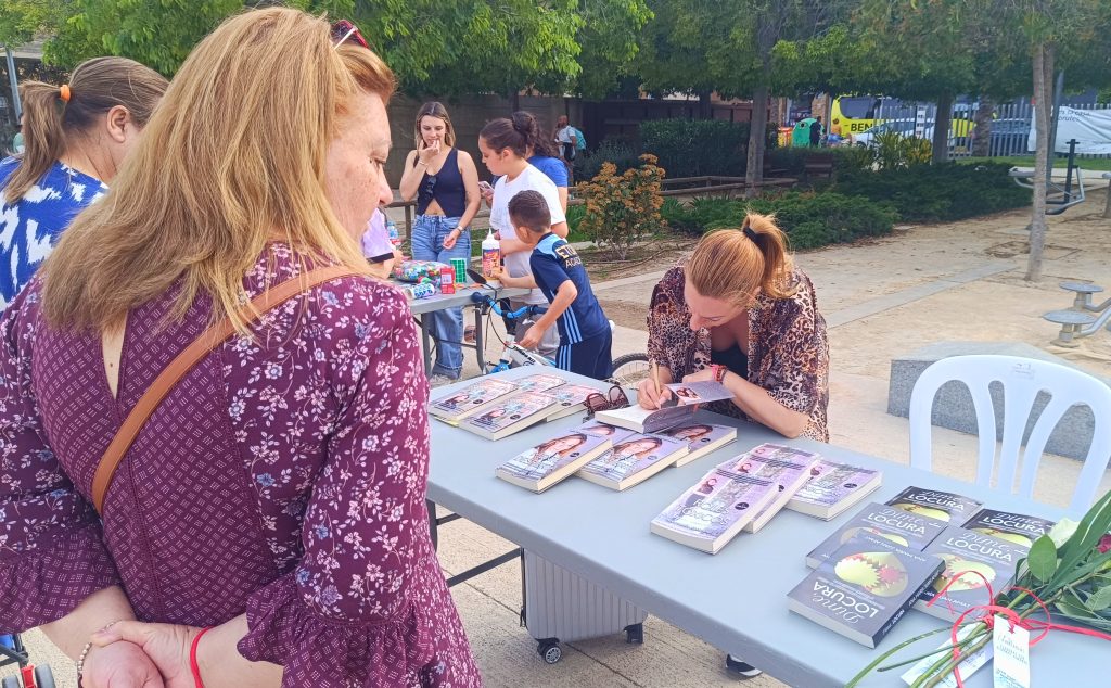 Autores firmando libros en la Feria del Libro de Villajoyosa