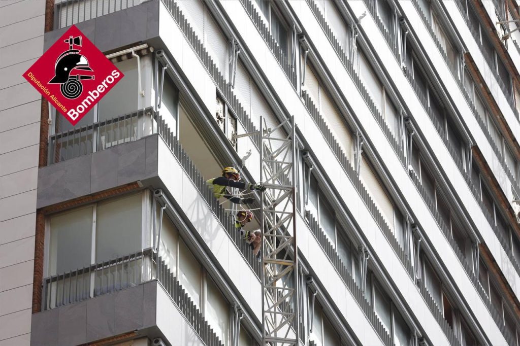 Dos muertos en un accidente laboral en Benidorm tras derrumbarse un andamio en la calle Ibiza 1