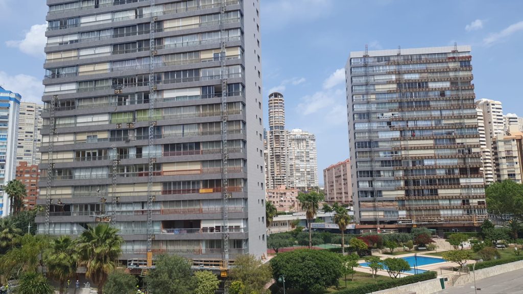 Dos muertos en un accidente laboral en Benidorm tras derrumbarse un andamio en la calle Ibiza 2