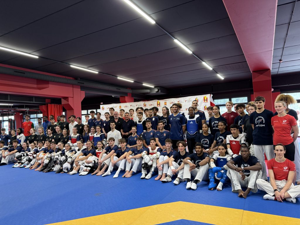 🥋 El Training Camp de Taekwondo reúne a 80 élite internacional en La Nucía para preparar el Europeo de Múnich Deportistas de 9 países afinan su rendimiento tras el Open de España en el Combat Sports Center La Nucía (Alicante) se convierte esta semana en epicentro del taekwondo internacional con la celebración del Training Camp organizado por la Real Federación Española de Taekwondo. Un total de 80 deportistas de alto nivel procedentes de nueve países participan en esta concentración intensiva para preparar el Campeonato de Europa que se celebrará en mayo en Múnich. Tras competir en el Open Internacional de España, las selecciones han prolongado su estancia para entrenar en las instalaciones del Combat Sports Center La Nucía, un complejo de referencia inaugurado recientemente y diseñado para el alto rendimiento. 🌍 Participación internacional con medallistas olímpicos y mundiales El stage reúne a deportistas de España, Francia, Italia, Alemania, Arabia Saudí, Georgia, República Checa, Jordania y Marruecos, incluyendo medallistas olímpicos, mundiales y europeos. Durante cinco jornadas, del 20 al 24 de abril, los atletas realizan sesiones dobles de entrenamiento centradas en: Combates de alto nivel Trabajo táctico avanzado Ajustes técnicos post-competición Este enfoque permite a los competidores afinar su rendimiento tras la exigencia del circuito internacional y llegar en óptimas condiciones al Europeo. 🏟️ La Nucía, referencia del deporte de élite El Training Camp cuenta con el respaldo institucional del Ayuntamiento de La Nucía y la RFET. Durante la visita oficial estuvieron presentes: Jesús Castellanos Bernabé Cano Sergio Villalba El complejo deportivo dispone de más de 3.500 m² distribuidos en cinco áreas de entrenamiento polivalentes, lo que permite trabajar simultáneamente a diferentes selecciones en condiciones óptimas. 🧠 Equipo técnico de primer nivel internacional El campamento está dirigido por un equipo técnico multidisciplinar con experiencia olímpica y trayectoria internacional, entre los que destacan: José Jesús Márquez Marco Carreira Juan Antonio Ramos Miguel Ángel Herranz Brigitte Yagüe Juan Luis Acosta Según la organización, el objetivo es combinar experiencia olímpica, conocimiento táctico y metodología avanzada de entrenamiento. 🥇 Objetivo: el Europeo de Taekwondo 2026 Esta concentración supone una fase clave en la preparación del Campeonato de Europa, donde las principales potencias buscarán consolidar su dominio en el panorama internacional. El entorno, las instalaciones y el nivel de los participantes consolidan a La Nucía como uno de los destinos preferidos para concentraciones deportivas de élite en Europa.