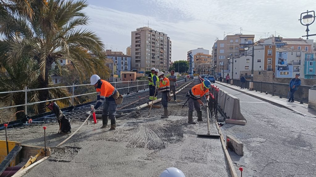 Villajoyosa avanza en la ampliación del puente del río Amadorio con el hormigonado de la nueva losa