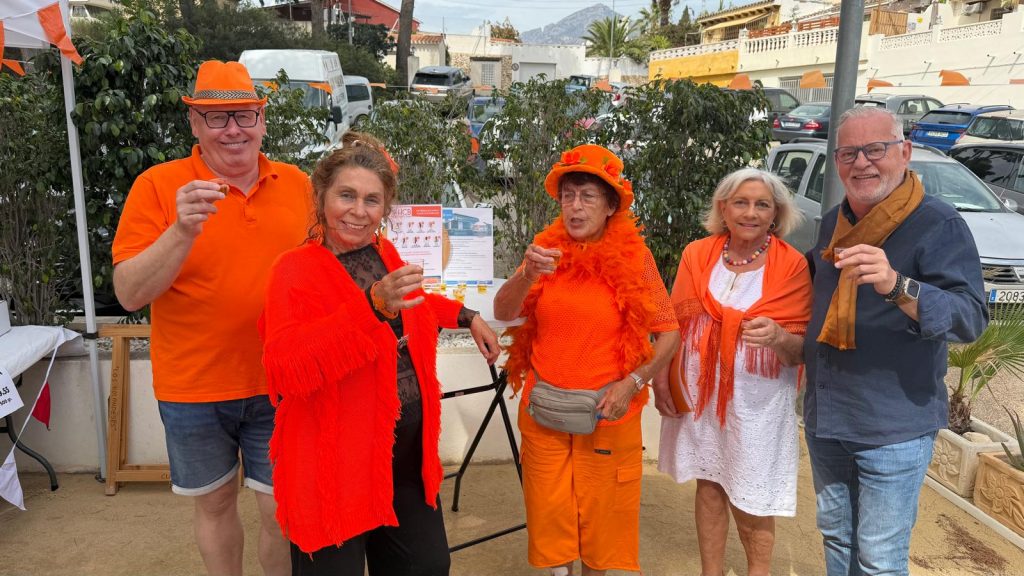 La colonia neerlandesa expande la “marea naranja” del Koningsdag en l’Alfàs del Pi