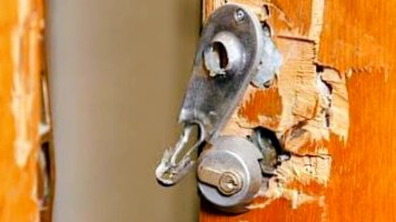 Villajoyosa se une a la red de municipios contra la ocupación ilegal y modifica la ordenanza de terrazas