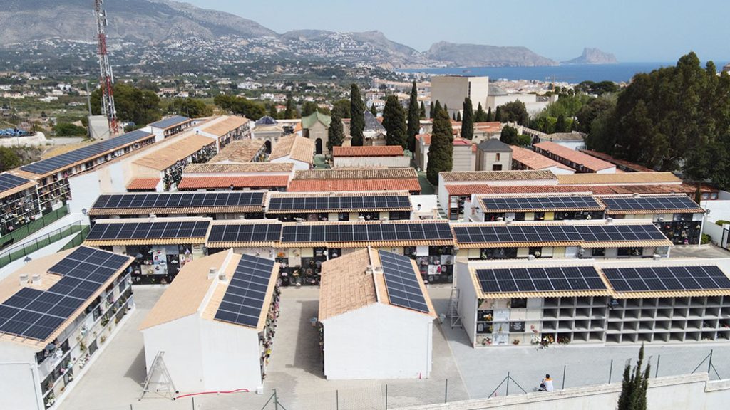 Instalación solar de autoconsumo colectivo de la Comunidad Energética de Altea en el cementerio municipal.