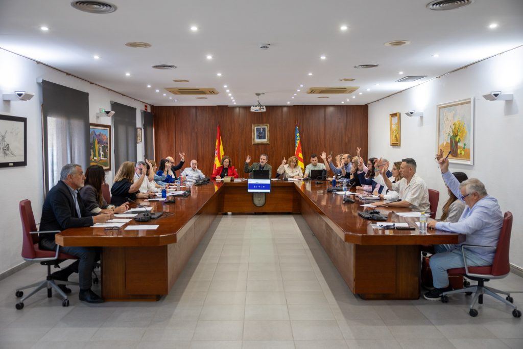 María Laura Gallert toma posesión como concejala de VOX en l’Alfàs del Pi tras una renuncia marcada por tensiones internas
