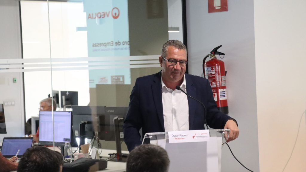 Benidorm refuerza su liderazgo turístico apostando por cohesión social, empleo y sostenibilidad 📅 Benidorm | 5 de mayo de 2026 El alcalde de Toni Pérez ha subrayado que el gran reto de Benidorm es “seguir siendo un destino líder garantizando cohesión social, oportunidades y calidad de vida”. Así lo ha afirmado durante la clausura del V Foro de Empresas organizado por Veolia y Cruz Roja, celebrado en Dinapsis bajo el lema ‘El éxito de las nuevas alianzas locales’. 🤝 Alianzas locales para un futuro sostenible El encuentro ha reunido a representantes institucionales, empresariales y sociales para debatir sobre los desafíos actuales y las oportunidades de colaboración en el ámbito local. Entre los participantes han destacado responsables de Veolia, Cruz Roja y entidades clave del tejido empresarial de la ciudad. Durante su intervención, Toni Pérez ha destacado la importancia de este tipo de foros para “tomar el pulso real de la ciudad” y escuchar las necesidades del entorno económico y social. 🌍 Los ODS, eje estratégico de Benidorm El alcalde ha puesto especial énfasis en los Objetivos de Desarrollo Sostenible (ODS), especialmente el número 6, centrado en el acceso universal al agua potable y la gestión sostenible de este recurso. Pérez ha señalado que Benidorm es un ejemplo de eficiencia hídrica, ya que ha conseguido reducir el consumo de agua pese al aumento de población y turistas, consolidándose como referente en sostenibilidad urbana. 📊 Empleo y datos: claves del modelo Benidorm Otro de los puntos destacados ha sido la evolución del empleo. Según el alcalde, la ciudad mantiene una tasa de paro por debajo de los dos dígitos y de la media nacional, lo que refuerza su modelo económico. “No hay mejor política social que el empleo”, ha afirmado Toni Pérez, destacando la importancia de seguir impulsando oportunidades laborales. Además, ha defendido el uso del dato como herramienta clave para mejorar la toma de decisiones y optimizar la gestión pública. 🏨 Empresas y turismo: retos de futuro El foro también ha contado con la participación de representantes de sectores estratégicos como el turismo, la hostelería y el ocio, quienes han analizado los desafíos futuros de Benidorm y su comarca. Entre ellos, responsables de asociaciones hoteleras, parques temáticos y restauración han coincidido en la necesidad de seguir apostando por la innovación, la sostenibilidad y la colaboración público-privada. ❤️ Benidorm, ejemplo de sociedad solidaria Desde Cruz Roja se ha destacado el papel de la ciudad como modelo de solidaridad y cooperación. Su presidente provincial ha definido Benidorm como una “sociedad solidaria”, donde las alianzas son clave para construir un futuro más justo. 🔝 Una ciudad que se reinventa En la clausura, Toni Pérez ha recordado que el éxito de Benidorm se basa en su capacidad de adaptación: “Benidorm siempre ha sabido reinventarse y su liderazgo se sustenta en que somos una gran ciudad para vivir”. 🧩 SEO para WordPress 🔑 Palabras clave (keywords) Benidorm liderazgo turístico Toni Pérez Benidorm sostenibilidad Benidorm empleo en Benidorm 2026 foro empresas Benidorm alianzas locales sostenibles 📝 Meta descripción Benidorm refuerza su liderazgo turístico apostando por empleo, sostenibilidad y cohesión social. Toni Pérez destaca el papel clave de las alianzas locales. 🏷️ Etiquetas (tags) Benidorm, Toni Pérez, turismo, sostenibilidad, empleo, ODS, Cruz Roja, Veolia, economía local 📰 Categorías Actualidad · Política · Economía · Turismo Si quieres, puedo adaptarla a un estilo más sensacionalista (tipo Google Discover), añadir subtítulos más agresivos de SEO o incluso prepararte la imagen destacada con texto optimizado. Benidorm refuerza su liderazgo turístico apostando por cohesión social, empleo y sostenibilidad 📅 Benidorm | 5 de mayo de 2026 El alcalde de Toni Pérez ha subrayado que el gran reto de Benidorm es “seguir siendo un destino líder garantizando cohesión social, oportunidades y calidad de vida”. Así lo ha afirmado durante la clausura del V Foro de Empresas organizado por Veolia y Cruz Roja, celebrado en Dinapsis bajo el lema ‘El éxito de las nuevas alianzas locales’. 🤝 Alianzas locales para un futuro sostenible El encuentro ha reunido a representantes institucionales, empresariales y sociales para debatir sobre los desafíos actuales y las oportunidades de colaboración en el ámbito local. Entre los participantes han destacado responsables de Veolia, Cruz Roja y entidades clave del tejido empresarial de la ciudad. Durante su intervención, Toni Pérez ha destacado la importancia de este tipo de foros para “tomar el pulso real de la ciudad” y escuchar las necesidades del entorno económico y social. 🌍 Los ODS, eje estratégico de Benidorm El alcalde ha puesto especial énfasis en los Objetivos de Desarrollo Sostenible (ODS), especialmente el número 6, centrado en el acceso universal al agua potable y la gestión sostenible de este recurso. Pérez ha señalado que Benidorm es un ejemplo de eficiencia hídrica, ya que ha conseguido reducir el consumo de agua pese al aumento de población y turistas, consolidándose como referente en sostenibilidad urbana. 📊 Empleo y datos: claves del modelo Benidorm Otro de los puntos destacados ha sido la evolución del empleo. Según el alcalde, la ciudad mantiene una tasa de paro por debajo de los dos dígitos y de la media nacional, lo que refuerza su modelo económico. “No hay mejor política social que el empleo”, ha afirmado Toni Pérez, destacando la importancia de seguir impulsando oportunidades laborales. Además, ha defendido el uso del dato como herramienta clave para mejorar la toma de decisiones y optimizar la gestión pública. 🏨 Empresas y turismo: retos de futuro El foro también ha contado con la participación de representantes de sectores estratégicos como el turismo, la hostelería y el ocio, quienes han analizado los desafíos futuros de Benidorm y su comarca. Entre ellos, responsables de asociaciones hoteleras, parques temáticos y restauración han coincidido en la necesidad de seguir apostando por la innovación, la sostenibilidad y la colaboración público-privada. ❤️ Benidorm, ejemplo de sociedad solidaria Desde Cruz Roja se ha destacado el papel de la ciudad como modelo de solidaridad y cooperación. Su presidente provincial ha definido Benidorm como una “sociedad solidaria”, donde las alianzas son clave para construir un futuro más justo. 🔝 Una ciudad que se reinventa En la clausura, Toni Pérez ha recordado que el éxito de Benidorm se basa en su capacidad de adaptación: “Benidorm siempre ha sabido reinventarse y su liderazgo se sustenta en que somos una gran ciudad para vivir”. 🧩 SEO para WordPress 🔑 Palabras clave (keywords) Benidorm liderazgo turístico Toni Pérez Benidorm sostenibilidad Benidorm empleo en Benidorm 2026 foro empresas Benidorm alianzas locales sostenibles 📝 Meta descripción Benidorm refuerza su liderazgo turístico apostando por empleo, sostenibilidad y cohesión social. Toni Pérez destaca el papel clave de las alianzas locales. 🏷️ Etiquetas (tags) Benidorm, Toni Pérez, turismo, sostenibilidad, empleo, ODS, Cruz Roja, Veolia, economía local 📰 Categorías Actualidad · Política · Economía · Turismo Si quieres, puedo adaptarla a un estilo más sensacionalista (tipo Google Discover), añadir subtítulos más agresivos de SEO o incluso prepararte la imagen destacada con texto optimizado. Benidorm 
