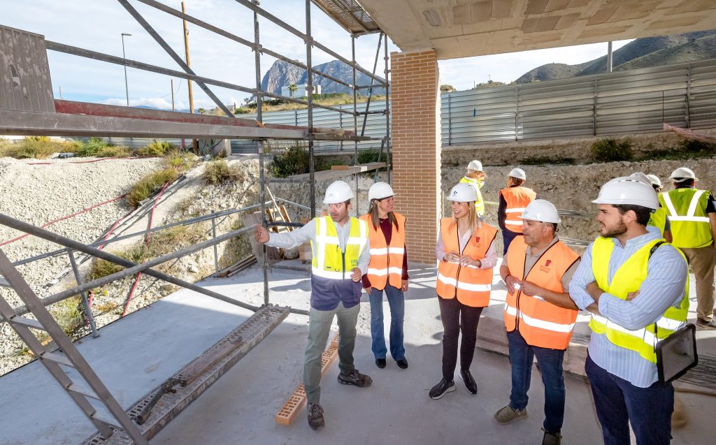 La alcaldesa Nati Algado visita las obras del nuevo Instituto de Finestrat y confirma su finalización para diciembre de 2026