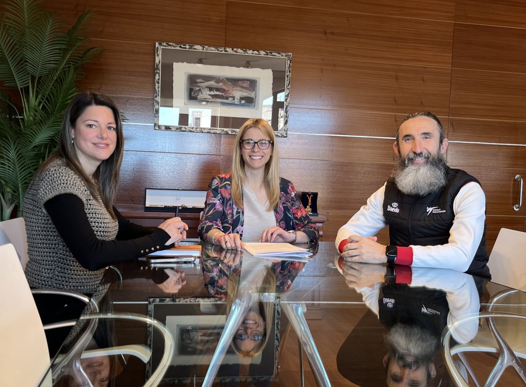 Ayuntamiento de Finestrat y Club de Taekwondo renuevan su convenio para impulsar el deporte de competición