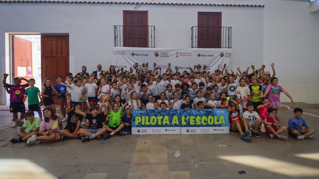 Escolares de la Marina participan en Benidorm en una nueva edición de la ‘Trobada de Pilota a l’Escola’