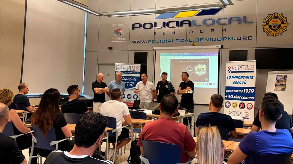 Agentes de Policía Local de la provincia reciben en Benidorm formación sobre el uso de dispositivos táser