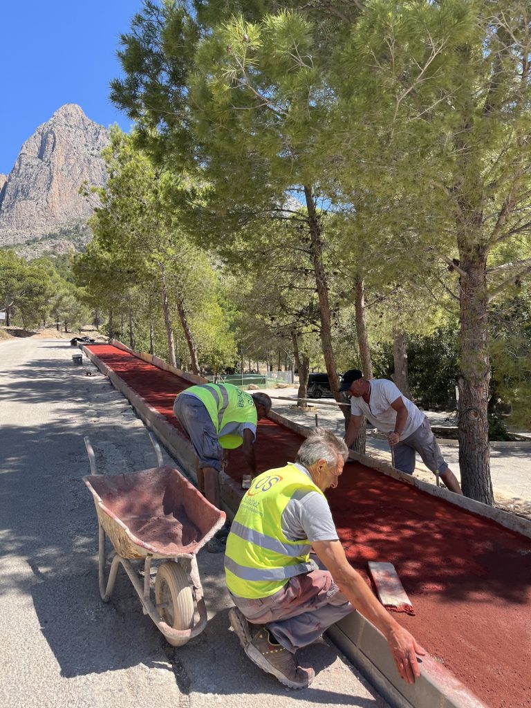 Empiezan los trabajos de adecuación de un itinerario peatonal que conectará la Font del Molí con el inicio de las sendas al Puig Campana