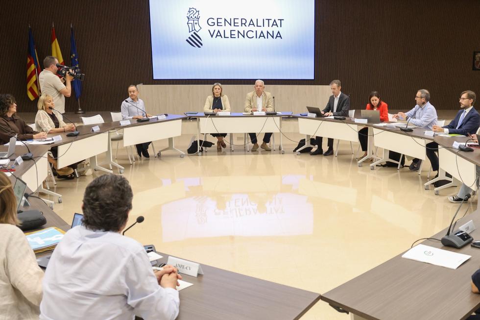 La Conselleria de Educación acerca posturas sobre simplificación burocrática y negociará este miércoles nuevas medidas sobre ratios e infraestructuras educativas.